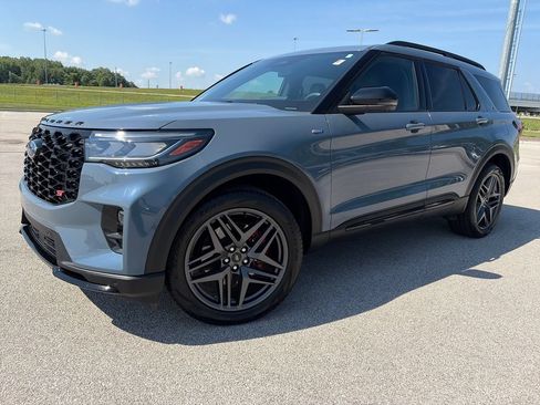 Used 2025 Ford Explorer ST-Line w/ Premium Package AWD/4WD image 3