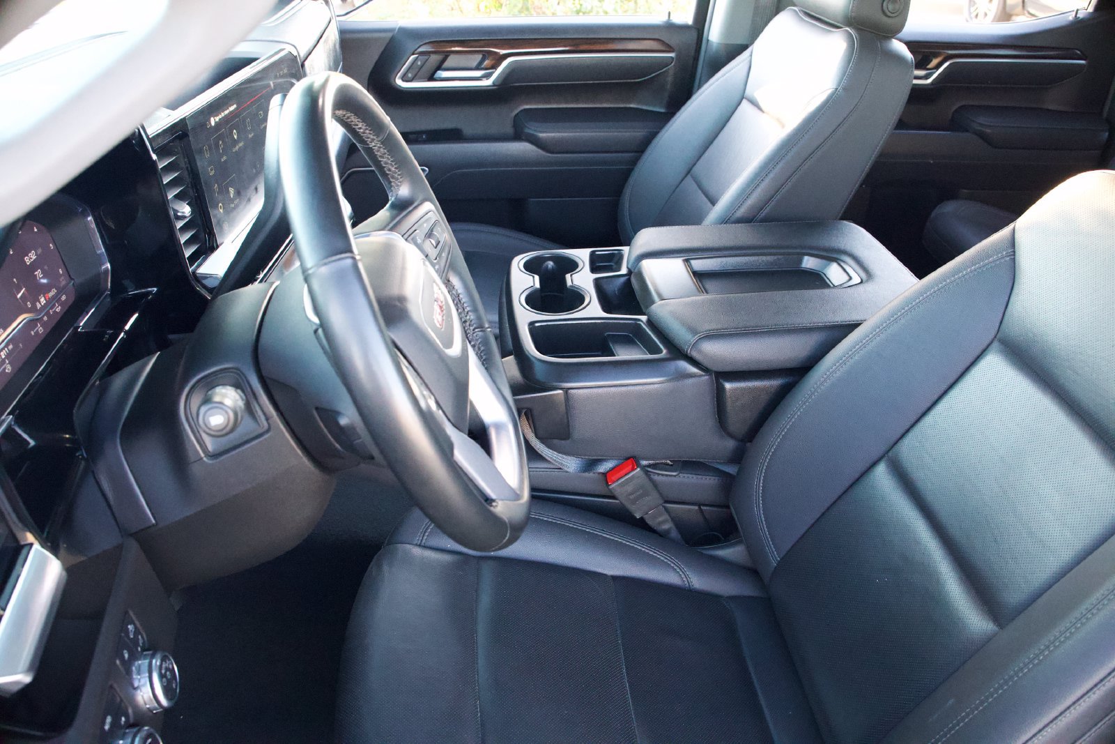 Used 2025 GMC Sierra 1500 SLT AWD/4WD image 13