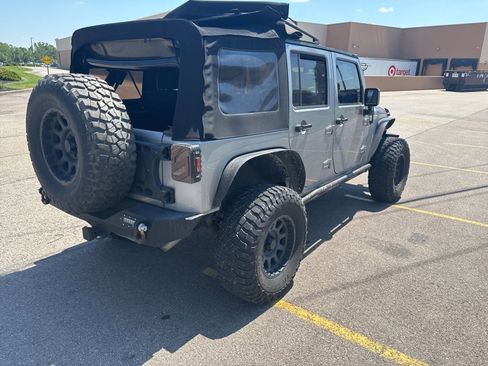 Used 2015 Jeep Wrangler Unlimited Sahara w/ Connectivity Group AWD/4WD image 17