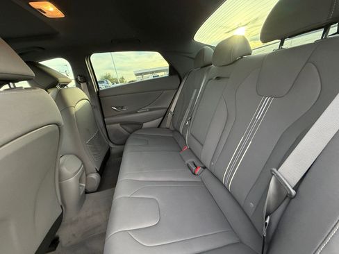 Certified 2024 Hyundai Elantra SEL w/ Convenience Package image 17