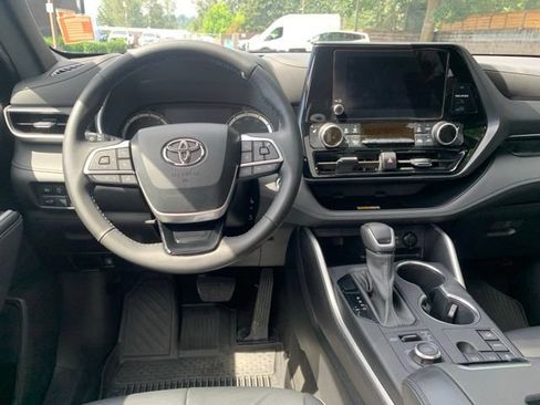 Used 2023 Toyota Highlander XSE AWD/4WD image 17