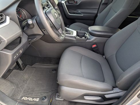 Used 2020 Toyota RAV4 LE image 9