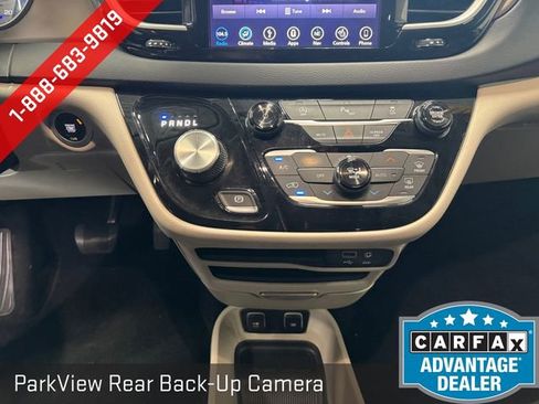 Used 2018 Chrysler Pacifica Touring-L FWD image 4