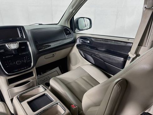 Used 2013 Chrysler Town & Country Touring FWD image 22