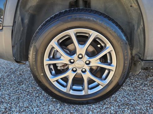 Used 2018 Jeep Cherokee Latitude Plus image 13