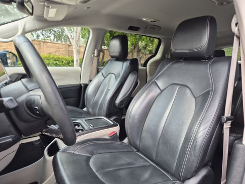 Used 2022 Chrysler Pacifica Touring-L FWD image 20
