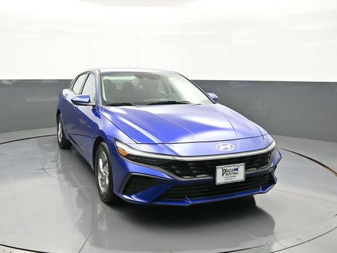 Certified 2025 Hyundai Elantra SE w/ Cargo Package FWD image 3