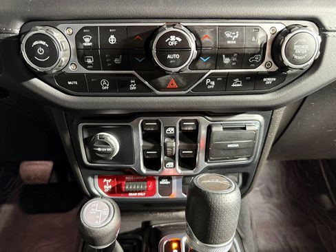 Used 2024 Jeep Gladiator Mojave image 26