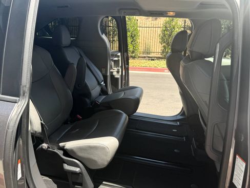 Used 2022 Toyota Sienna XLE FWD image 22
