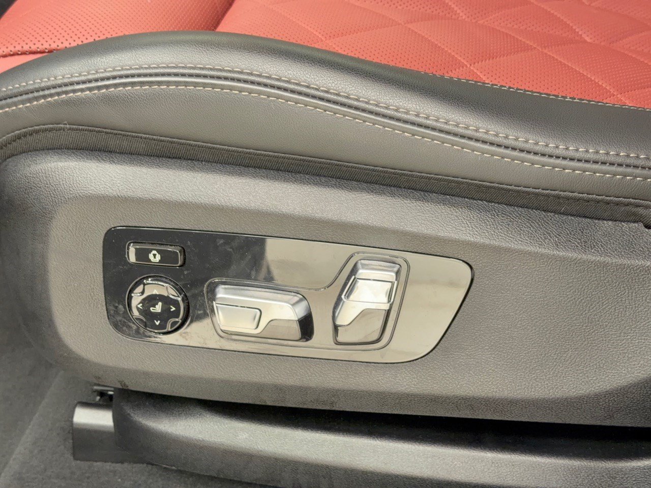 Certified 2025 BMW X6 xDrive40i w/ Executive Package AWD/4WD image 16