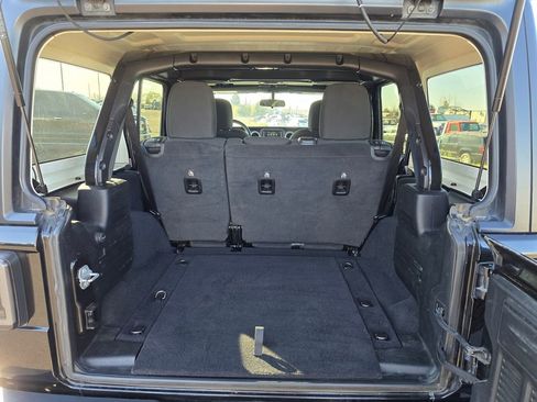 Used 2020 Jeep Wrangler Unlimited Sahara image 32