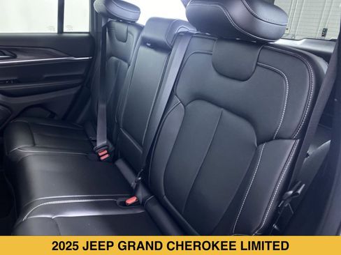 Used 2025 Jeep Grand Cherokee Limited AWD/4WD image 13