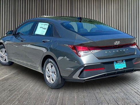 New 2026 Hyundai Elantra SE FWD image 3