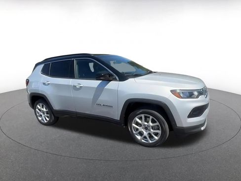 Used 2025 Jeep Compass Limited AWD/4WD image 2