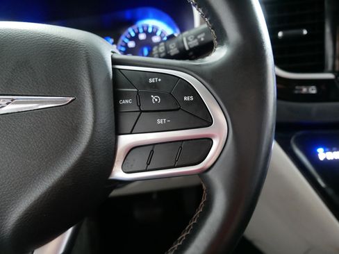 Used 2018 Chrysler Pacifica Touring-L w/ Premium Audio Group FWD image 28