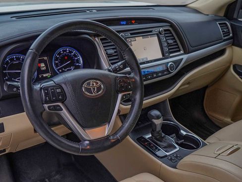 Used 2019 Toyota Highlander XLE image 9