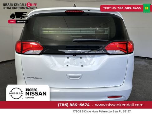 Used 2023 Chrysler Voyager LX image 10