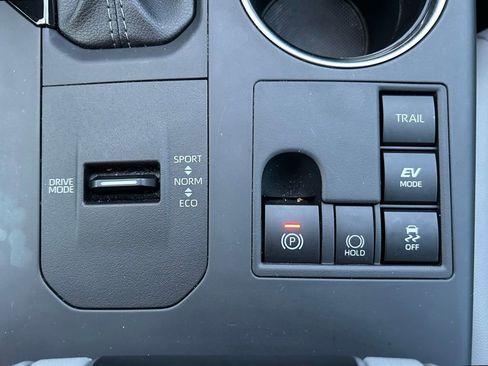 Used 2025 Toyota Highlander XLE AWD/4WD image 30