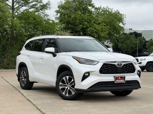 Used 2023 Toyota Highlander XLE image 2