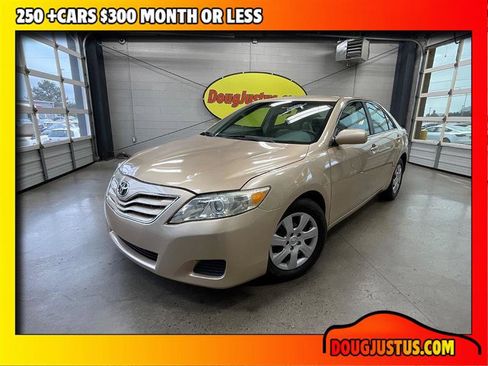 Used 2010 Toyota Camry LE image 1