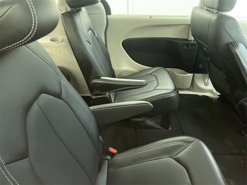 Used 2024 Chrysler Pacifica Touring-L image 11