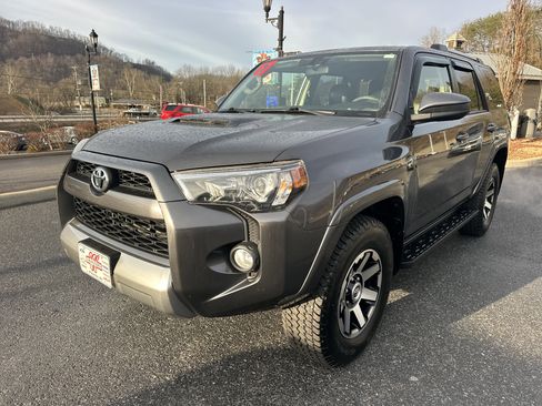 Used 2017 Toyota 4Runner TRD Off-Road image 3