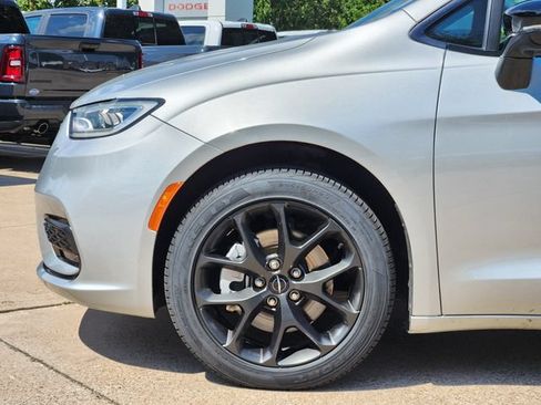 Certified 2023 Chrysler Pacifica Limited w/ S Appearance Package AWD/4WD image 9