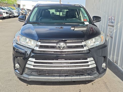 Used 2019 Toyota Highlander XLE AWD/4WD image 2