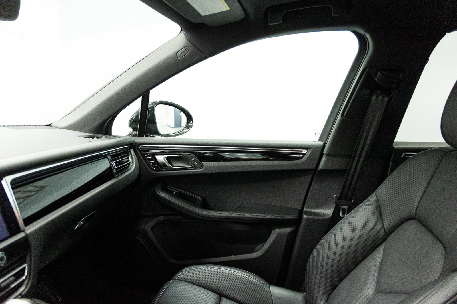 Used 2025 Porsche Macan AWD/4WD image 32