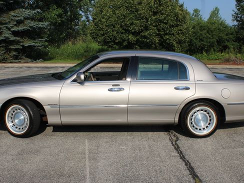 Used 2002 Lincoln Town Car Executive RWD image 21