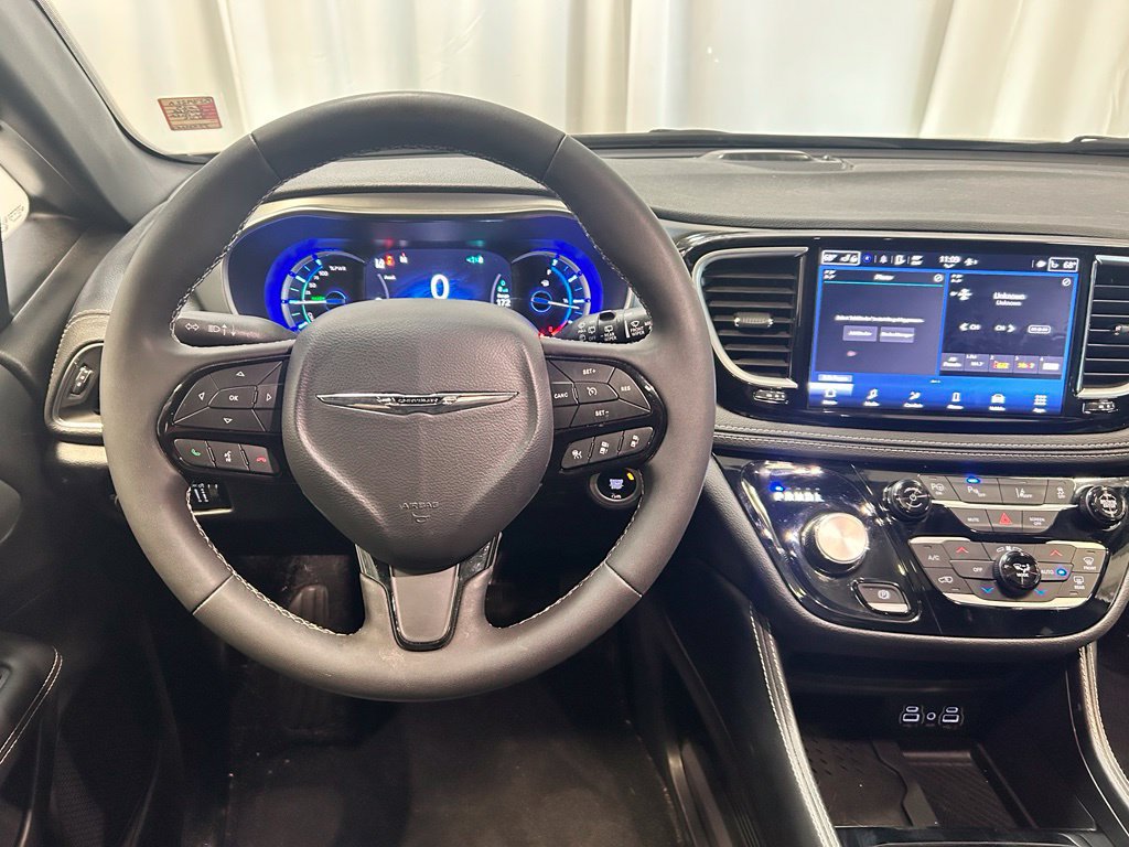 Used 2025 Chrysler Pacifica Premium FWD image 15