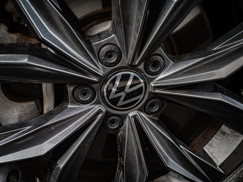 Used 2023 Volkswagen Tiguan SE w/ Panoramic Sunroof Package image 8