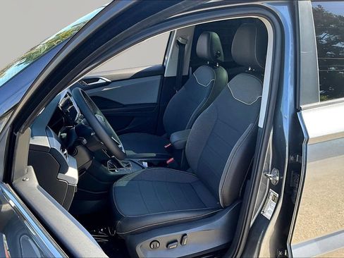 Used 2024 Volkswagen Taos SE w/ Panoramic Sunroof Package FWD image 22
