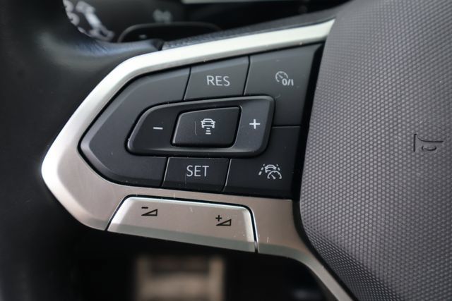 Certified 2025 Volkswagen Atlas Cross Sport SEL R-Line AWD/4WD image 23