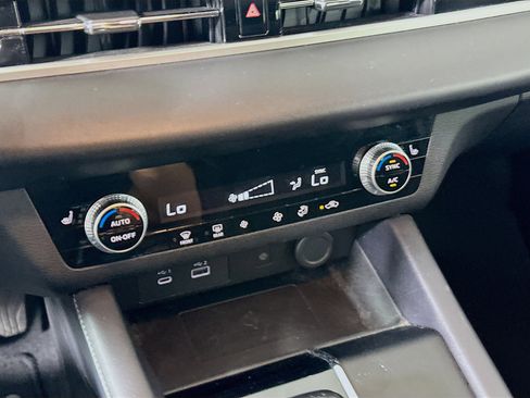 Used 2024 Mitsubishi Outlander SE image 24