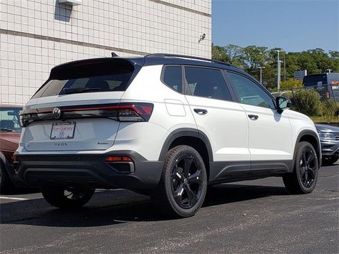 New 2025 Volkswagen Taos SE image 3