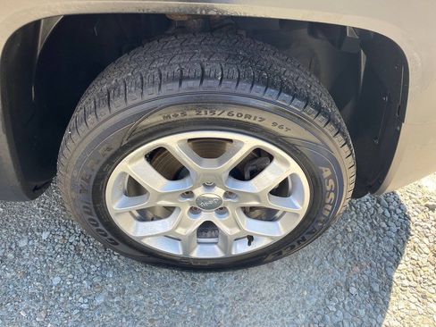 Used 2015 Jeep Renegade Latitude AWD/4WD image 29