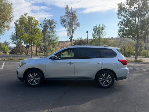 Used 2018 Nissan Pathfinder SV w/ SV All Weather Package FWD image 2