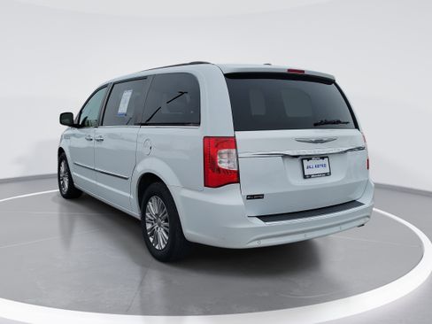 Used 2015 Chrysler Town & Country Touring-L w/ Driver Convenience Group image 4