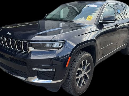 Used 2023 Jeep Compass Latitude w/ Convenience Group AWD/4WD image 2