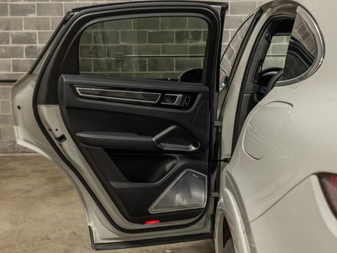 Used 2021 Porsche Cayenne Turbo S image 46