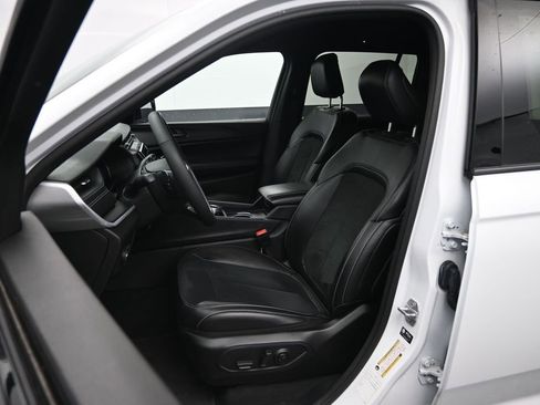 Used 2025 Jeep Grand Cherokee Altitude AWD/4WD image 21