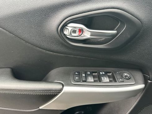 Used 2018 Jeep Cherokee Latitude Plus w/ Cold Weather Group image 12