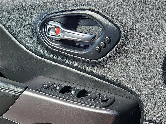 Used 2019 Jeep Cherokee Limited w/ Technology Group FWD image 11