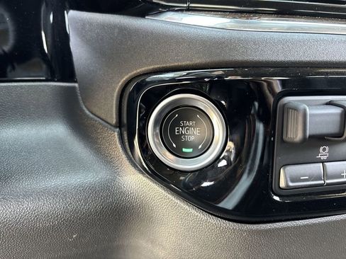 Used 2025 GMC Sierra 1500 Elevation image 17