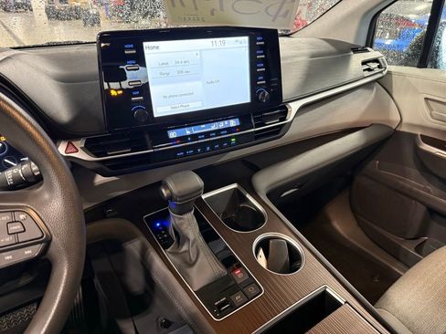 Used 2024 Toyota Sienna LE image 17