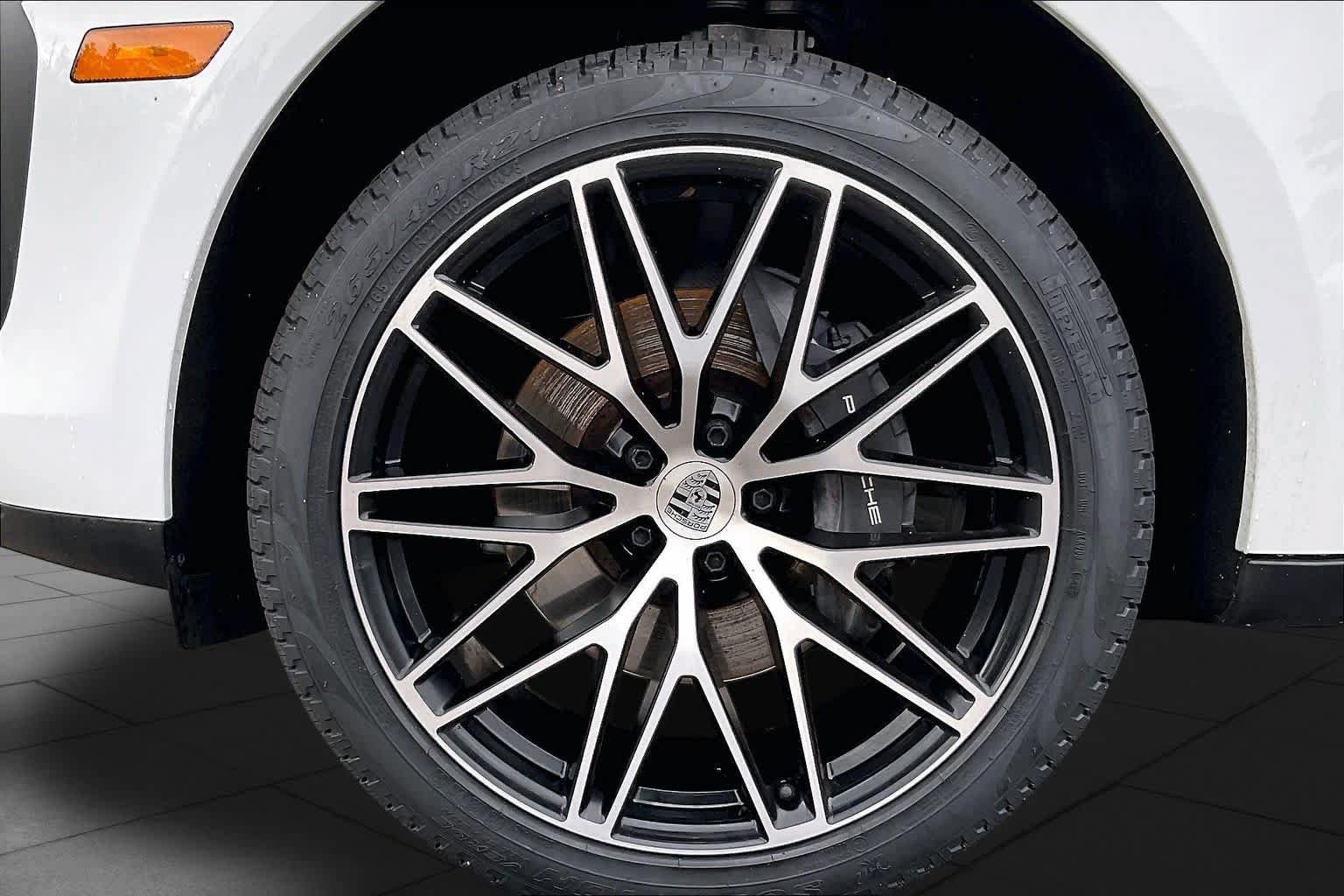 Used 2024 Porsche Macan AWD/4WD image 9