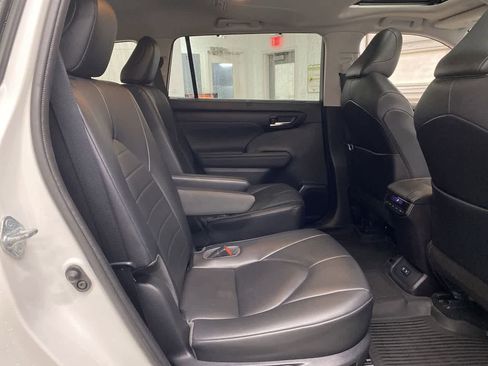 Used 2021 Toyota Highlander XLE image 17