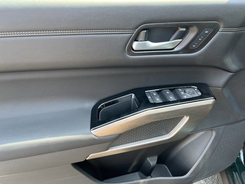 New 2025 Nissan Pathfinder Platinum w/ Black Appearance Package image 22