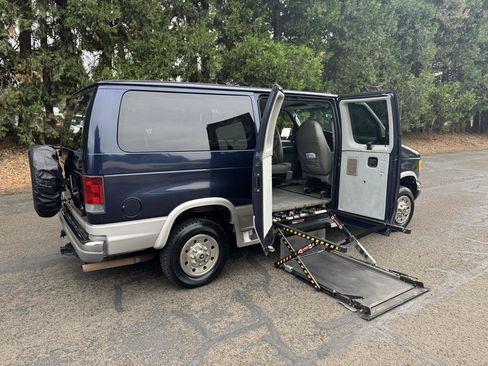 Used 2003 Ford E-350 and Econoline 350 XLT RWD image 2
